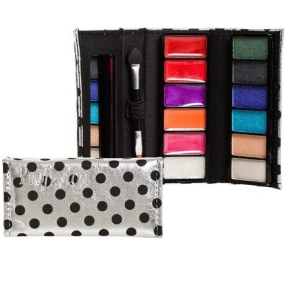 2 Spotlight Eyeshadows & Lipgloss Set NWT - Picture 2 of 13